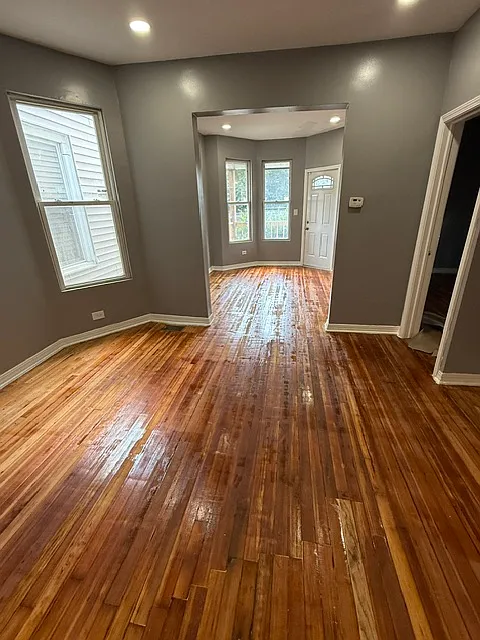 5 bed, 1.5 bath, 1200 sqft, $2,450 — Photo 2