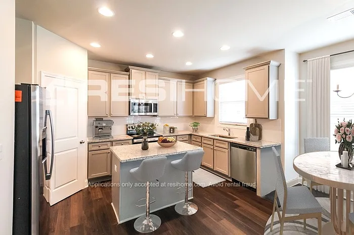 4 bed, 2.5 bath, 1931 sqft, $2,725 — Photo 3