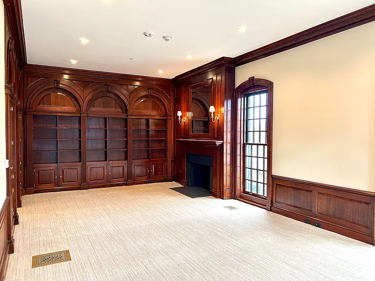 446 W 6th St — Photo 3