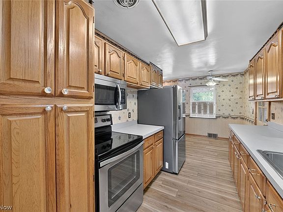 5th image of 856 E Highland Ave