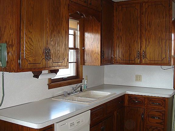 Eat-in kitchen w dishwasher