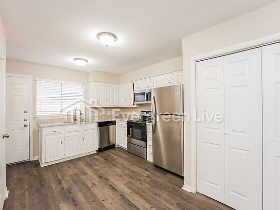 5th image of 3210 Heather Glen Dr