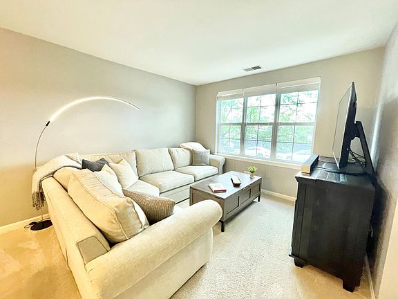 4th image of 1459 N Larrabee St #B