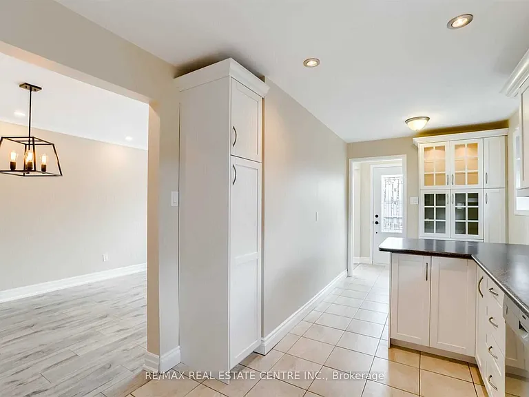 3385 Ellengale Dr #UPPER — Photo 10