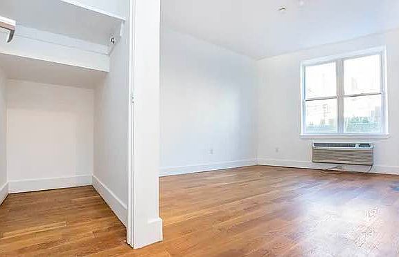 4th image of 33 Meserole St #2