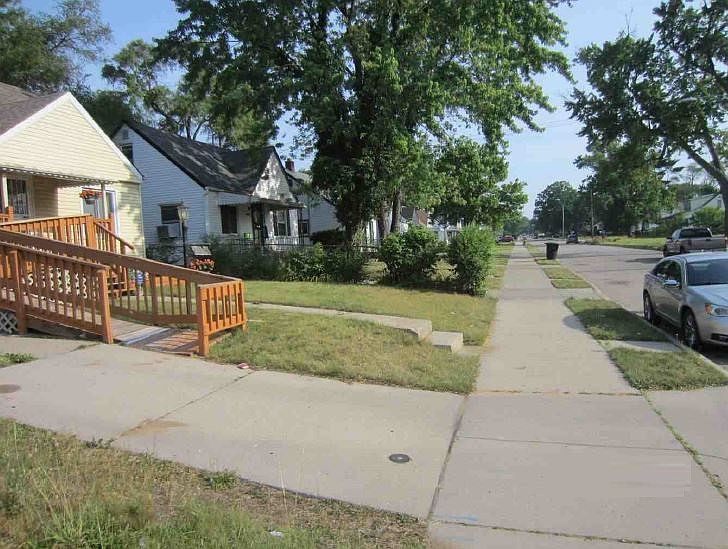2nd image of 15496 Auburn St