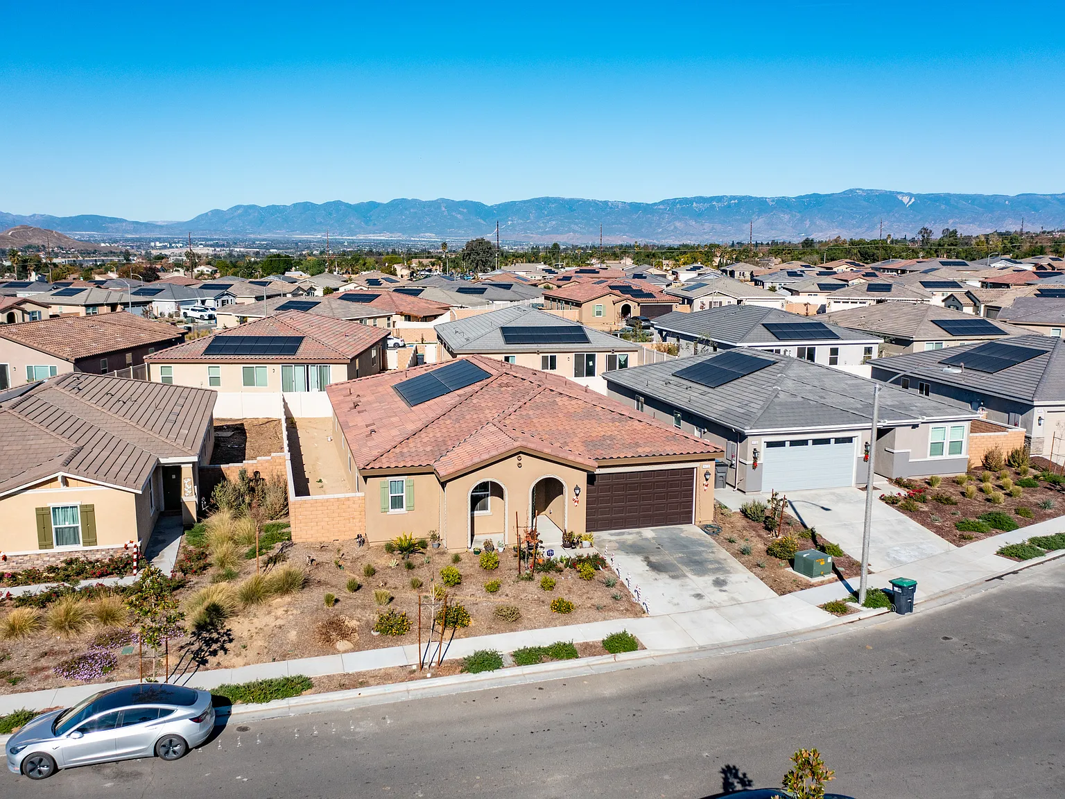 3 bed, 1.5 bath, 2507 sqft, $975 — Photo 2