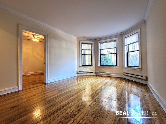 2nd image of 1117 W Oakdale Ave APT 1B