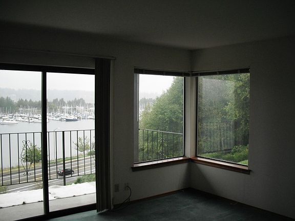 4th image of 920 E Bay Dr NE Unit D-202