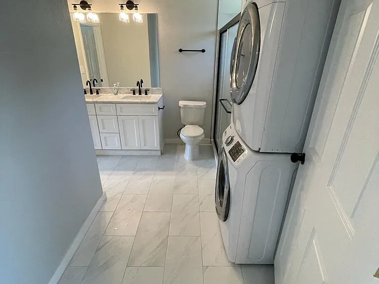 1605 Hawthorne Ln — Photo 8