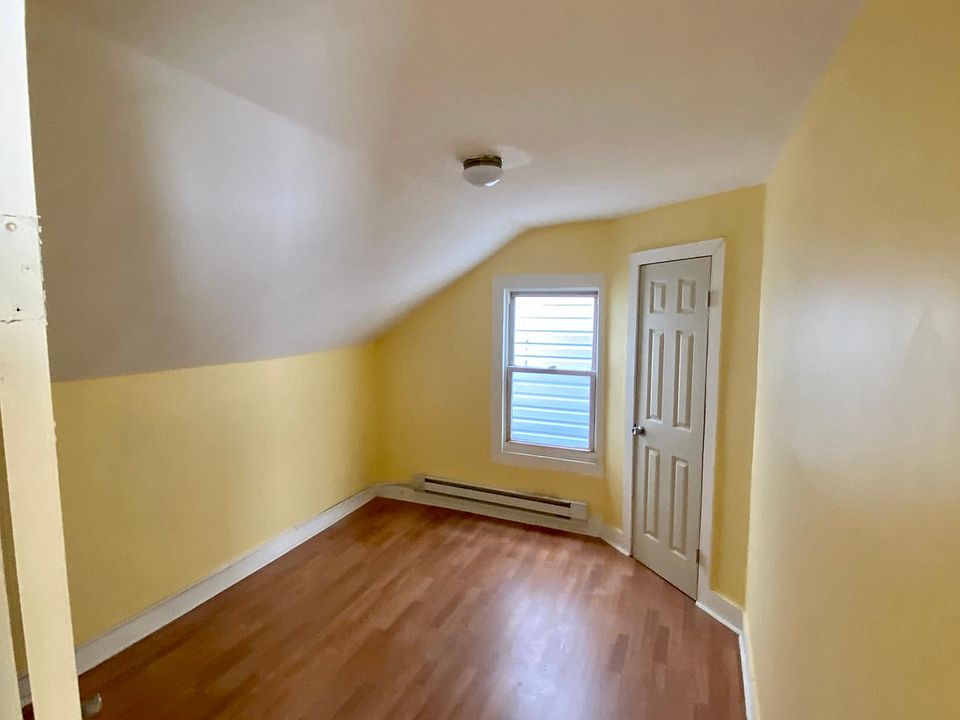 2nd image of 32 Oak St #3