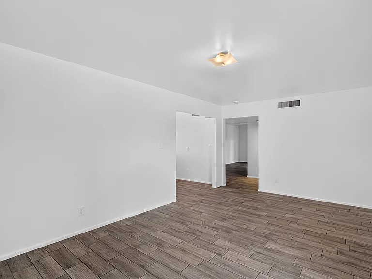 4720 N Miller Rd — Photo 14