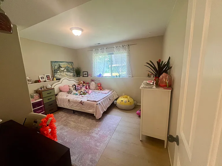 2093 E Greenleaf Ln — Photo 20