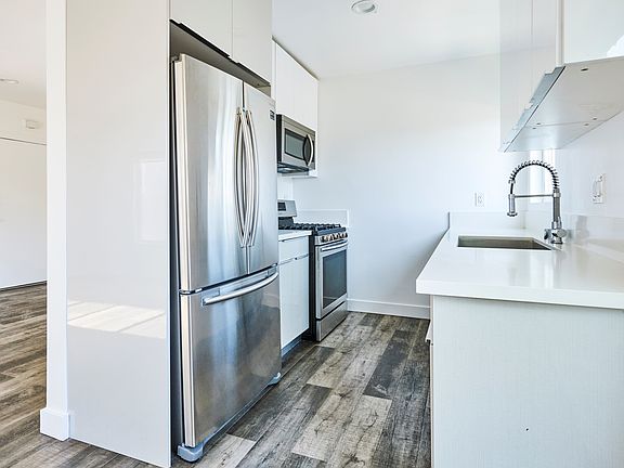 4th image of 1333 W 36th Pl #C