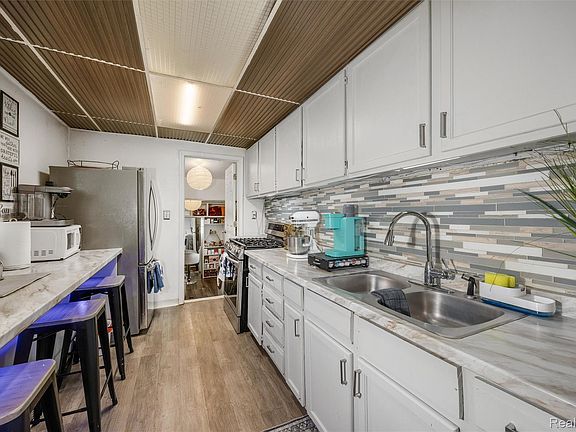 5th image of 20816 Midway Ave