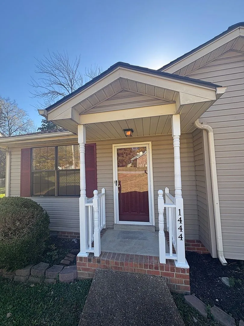 3 Bed/2 Bath with Deck/Yard in quite neighborhood! — Photo 1