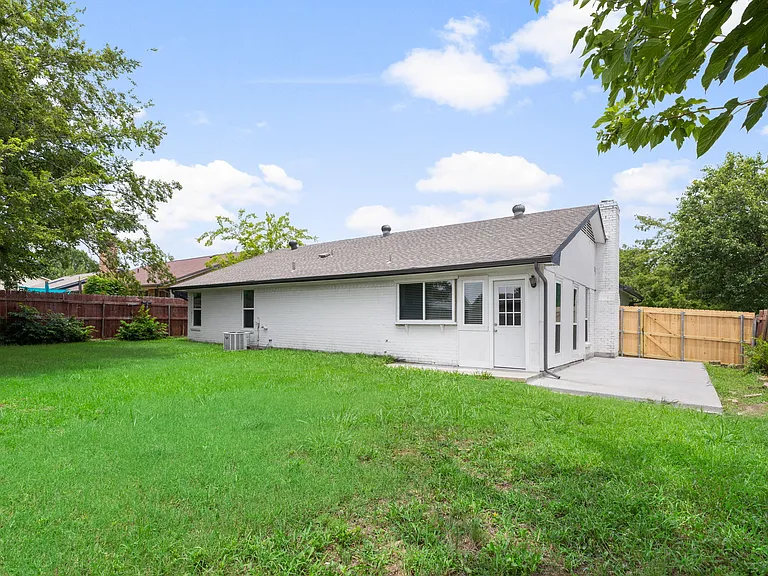2032 Cedarwood Dr — Photo 3