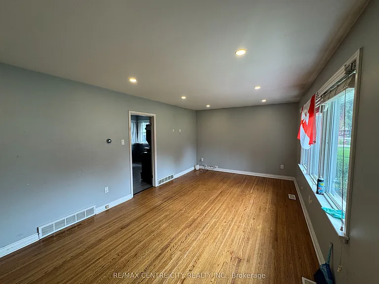 10 Tewksbury Cres — Photo 5