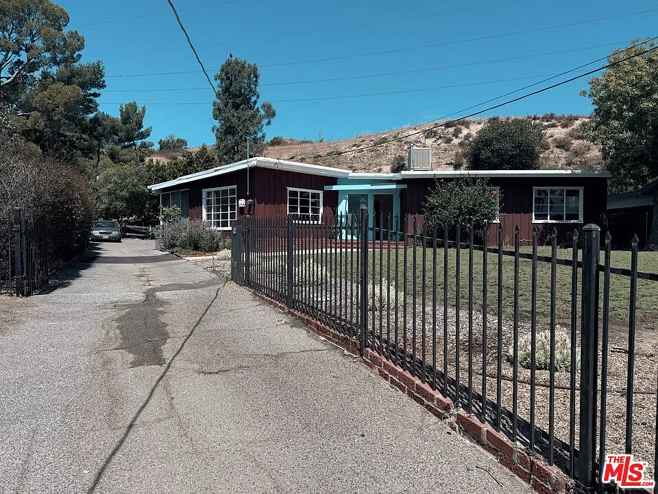 3 bed, 2.0 bath, 2064 sqft, $4,750 — Photo 2