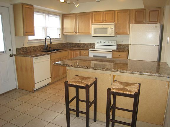 Kitchen w/ Granite Island