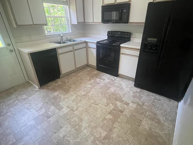 300 Pinegrove Ct — Photo 10