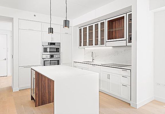 3rd image of 115 E 55th St APT 9B