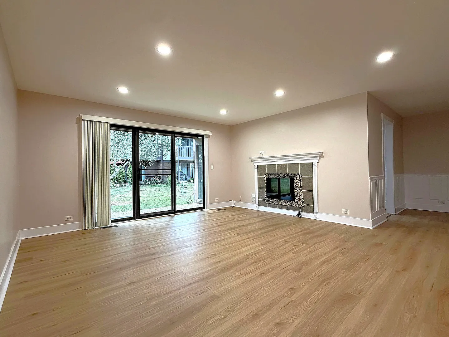3 bed, 1300 sqft, $2,700 — Photo 2