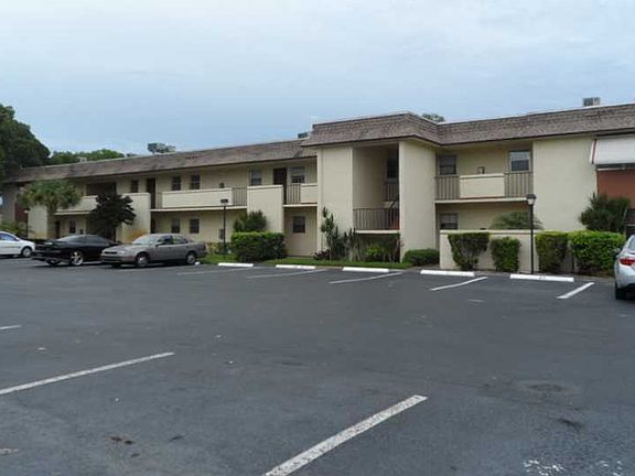 5th image of 5520 Lakewood Cir N APT 611