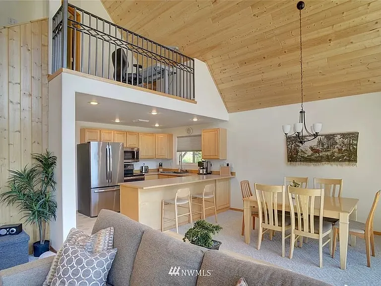 Dining room - 6 person table and 2 barstools for kitchen bar