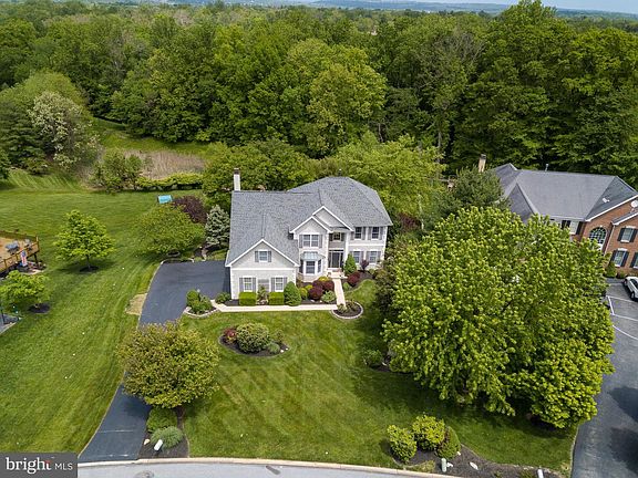 2nd image of 285 Shelbourne Ln