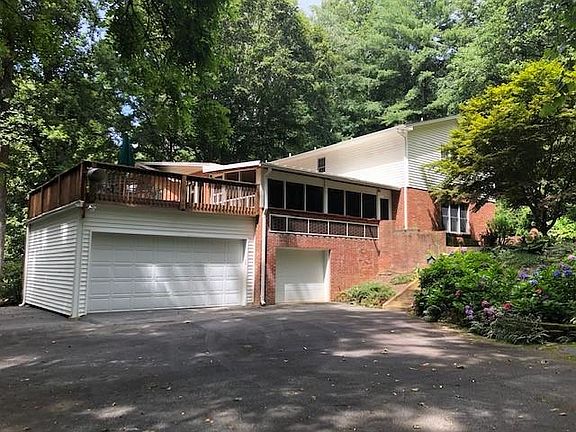 4th image of 819 Chesterfield Cres