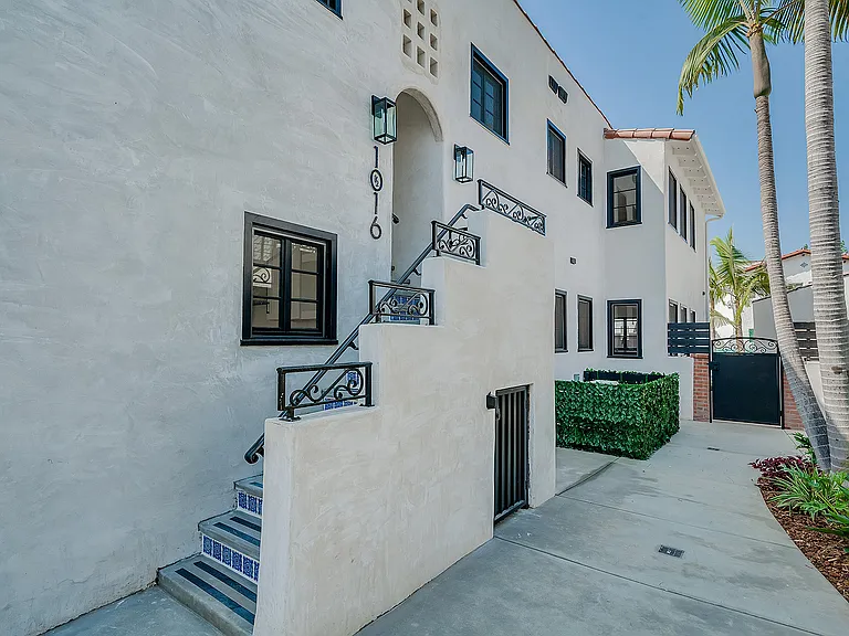 1014 S Hayworth Ave — Photo 16