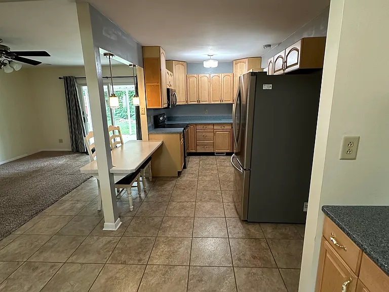 986 Crestview Dr — Photo 2