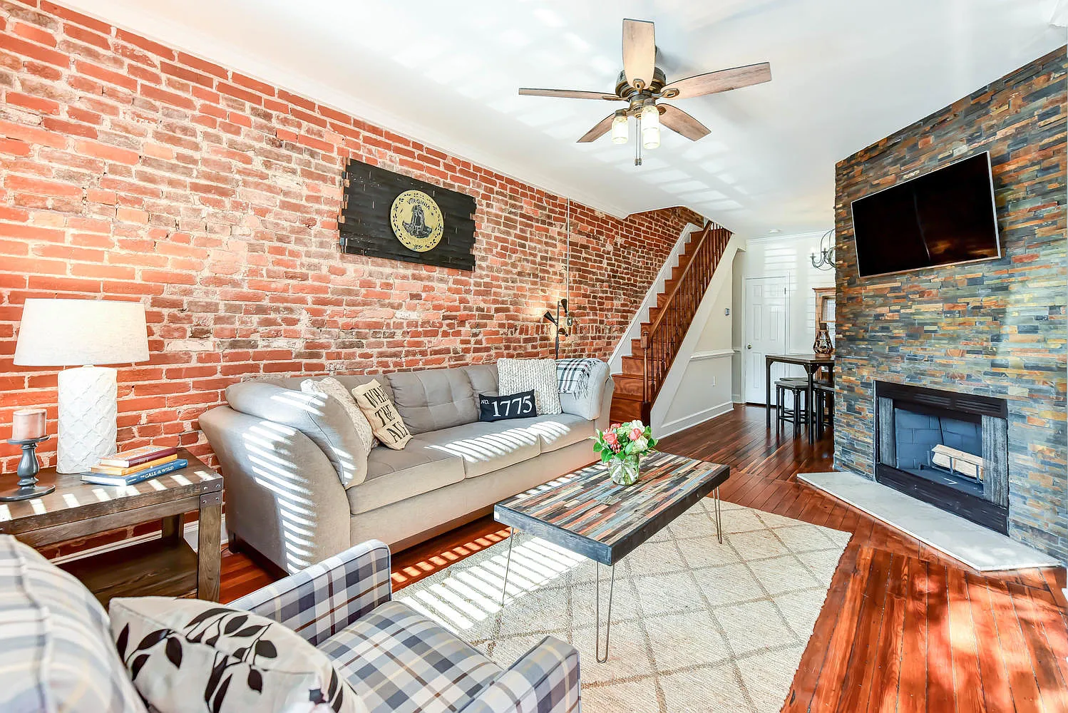 2 bed, 1.5 bath, 1400 sqft, $5,100 — Photo 2