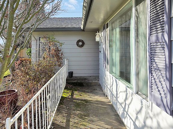 3rd image of 4623 Indigo St NE