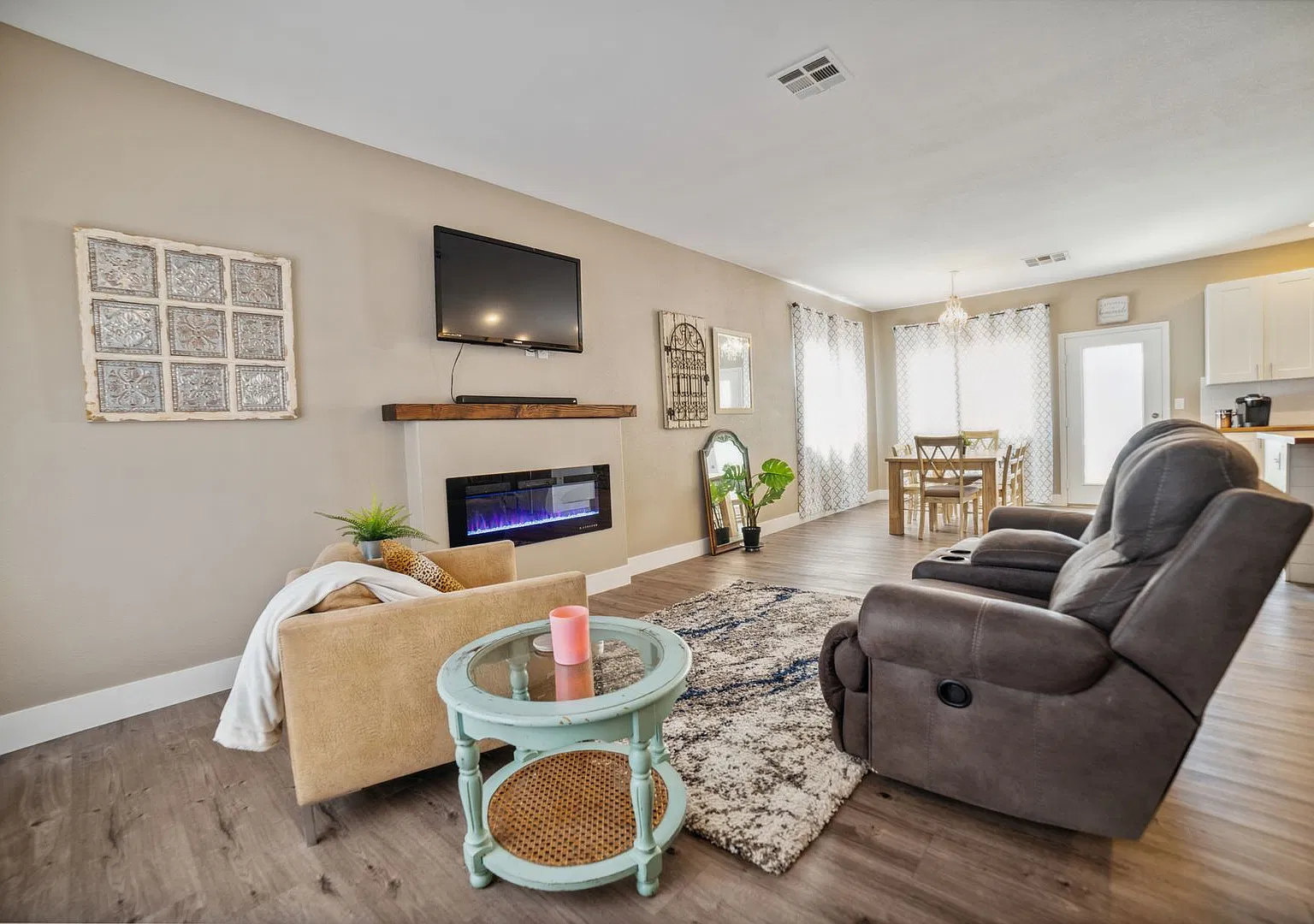 4 bedroom remodeled home with oversized lot and covered patio! — Photo 2