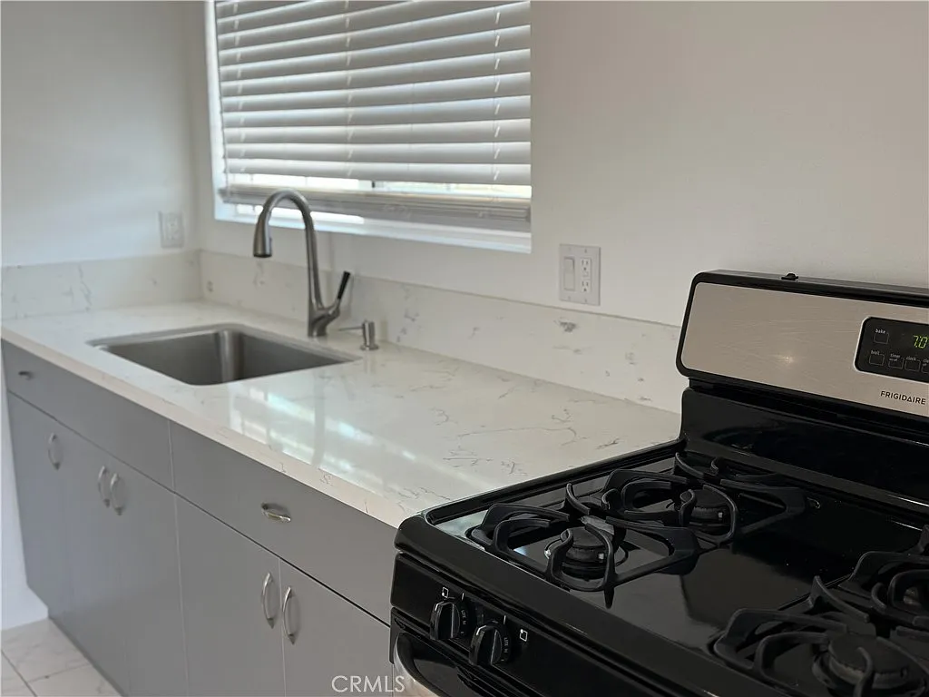 Studio, 400 sqft, $1,795 — Photo 2