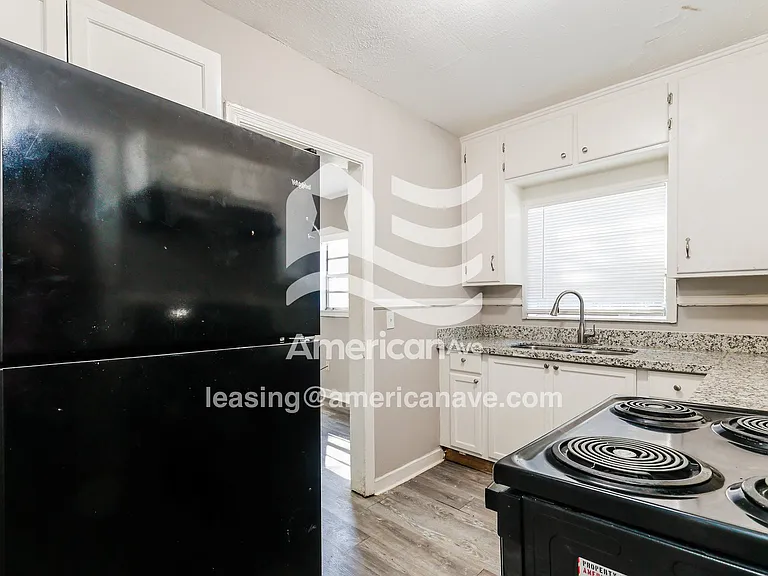 611561_007_kitchen_8.jpg