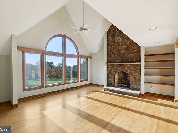 4th image of 2660 Urbana Pike