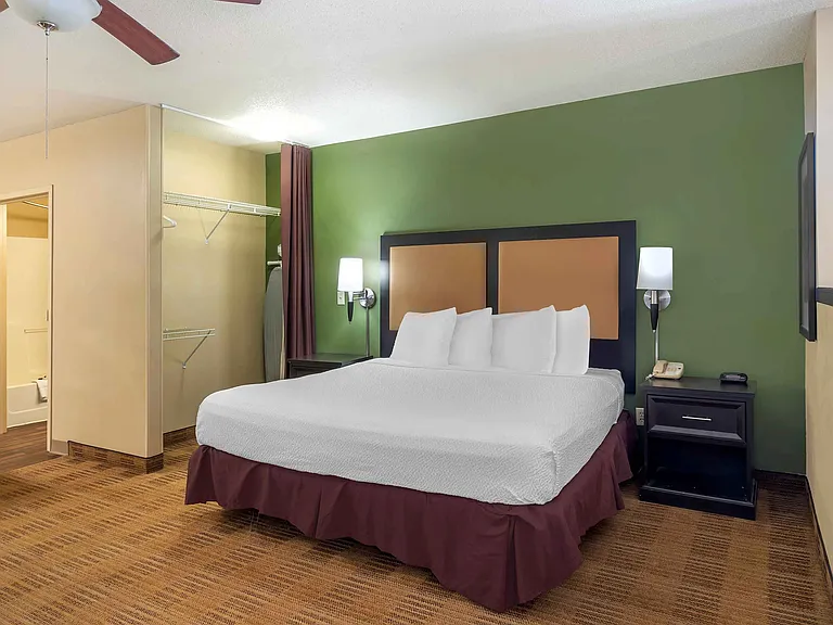 1 Bedroom Suite - 1 King Bed