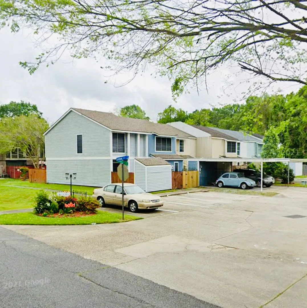 3 bed/1.5 bath townhome right off of I-49 — Photo 1