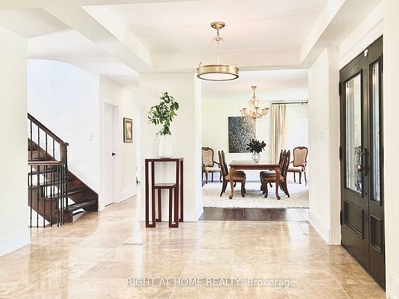 5th image of 471 Country Club Cres