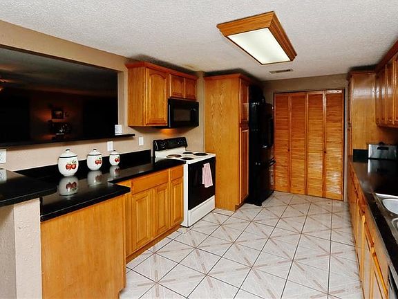 5th image of 8257 Greenleaf Cir