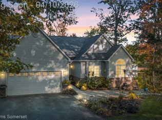 70 Lakeview Dr, Oxford, MI 48370