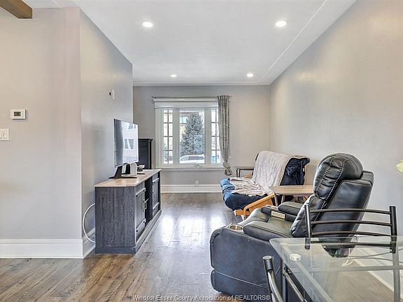 3rd image of 883 Pillette Rd