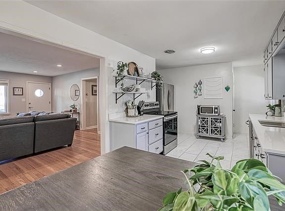 4th image of 801 W 87th St