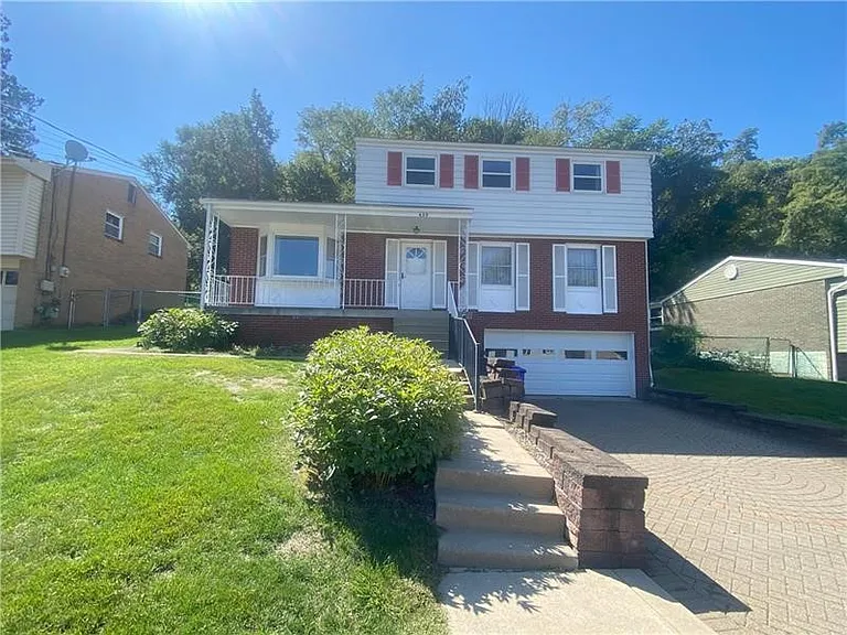 439 Crestview Dr — Photo 2
