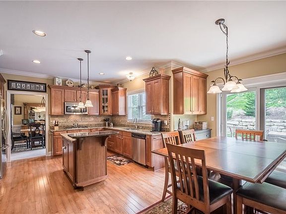 5th image of 237 Greenwood Dr