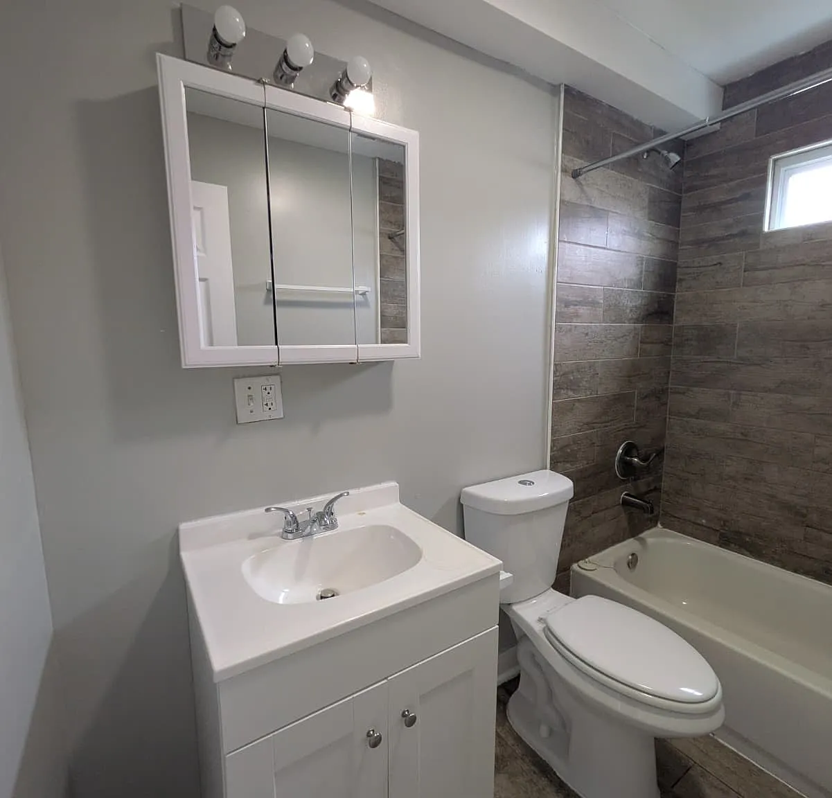 4 bed, $1,850 — Photo 4