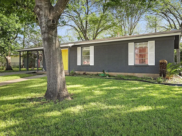 2202 Towbridge Cir — Photo 21